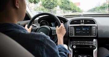  Có thể bạn chưa biết: Vì sao vô lăng ô tô không đặt ở giữa?