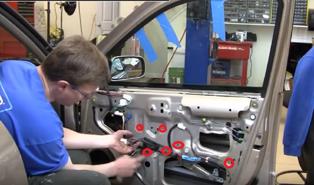 Nguyên nhân và cách khắc phục cửa kính ô tô bị kẹt