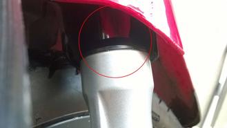 Giảm xóc xe máy bị chảy dầu là do đâu?