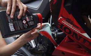 Dấu hiệu phát hiện động cơ xe máy bị đổ dầu nhớt giả