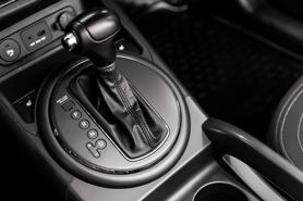 Những nút trên cần số mà lái xe hay bỏ qua