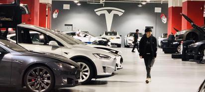 Tesla “đòi” 22.500 USD phí sửa pin, Youtuber đưa xe ra ngoài sửa chỉ hết... 5.000 USD