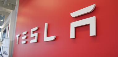 Tesla đang "chống lại" ngành công nghiệp ô tô Mỹ?