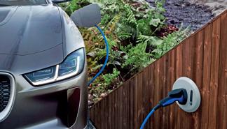 Khủng hoảng năng lượng ở Anh: Người dân đổ xô tìm kiếm, đăng ký xe điện