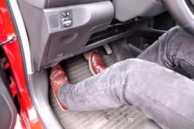 Lỗi chân phanh ô tô bị chạm sàn?