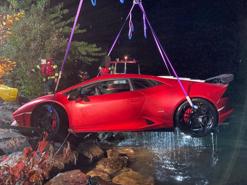 Lamborghini lao xuống hồ vì tài xế nhầm chân phanh và chân ga