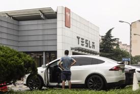 Doanh số Tesla tại Trung Quốc lao dốc