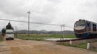 Kinh nghiệm "sống còn" khi lái xe qua đường sắt