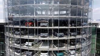 Cuộc chiến giữa Tesla và những "người khổng lồ" trong ngành ô tô: Ai sẽ là “vua"?