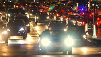 Quốc gia đầu tiên yêu cầu mọi ô tô bán ra phải tự động bật đèn pha