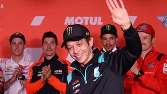 Huyền thoại Valentino Rossi trở lại làng đua xe