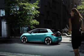 Ô tô điện lần đầu tiên bán chạy hơn động cơ diesel ở châu Âu