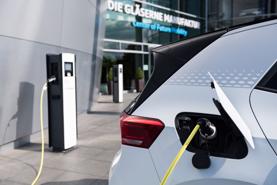 CEO Stellantis: “Chuyển đổi sang xe điện ở châu Âu cấp tốc đi kèm với các rủi ro về môi trường”