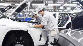 Lợi nhuận Toyota giảm 21% do cắt giảm sản lượng