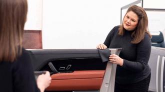 Người quyết định màu sắc và chất liệu nội thất Land Rover là ai?