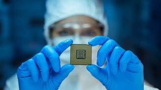 Xung đột Nga-Ukraine làm trầm trọng hơn tình trạng thiếu chất bán dẫn và sản xuất xe mới