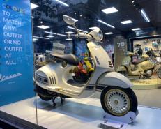 Dân buôn săn lùng, hàng hiếm Vespa 946 Christian Dior bị thổi giá "trên trời", 