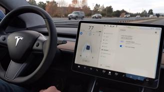 Tesla sa thải nhân viên vì đăng bài đánh giá về công nghệ không người lái