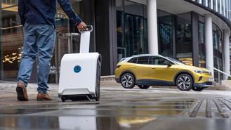 Độc đáo bộ sạc pin xe điện di động có thể kéo đi như va ly