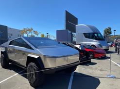 Elon Musk “chốt” lịch sản xuất Cybertruck, Roadster và Semi