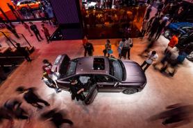 Ô tô tăng giá, khan hàng, người dùng Việt vẫn đổ xô "tậu" xe mới