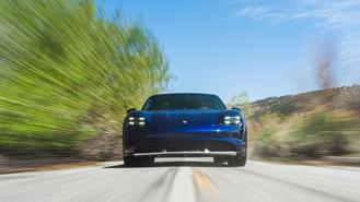 Quay 69 vòng liên tiếp trên băng, Porsche Taycan lập kỷ lục Guinness thế giới