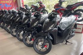 Loạn giá, "xe quốc dân" Honda Vision lập đỉnh mới, xe mới chênh cả chục triệu đồng