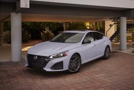 Nissan Altima 2023 mới sẽ có lưới tản nhiệt mới và màn hình thông tin giải trí lớn hơn