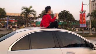 Thò đầu qua cửa sổ trời ô tô “hóng gió” có vi phạm luật giao thông?