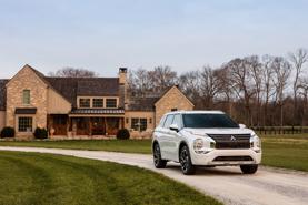 Mitsubishi Outlander 2022 bị triệu hồi do lỗi màn hình camera chiếu hậu