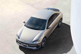 Hyundai chính thức ra mắt sedan điện đầu tiên, đối đầu với Tesla