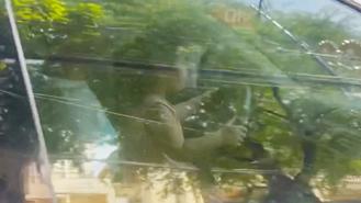 “Cổ vũ” trẻ nhỏ cầm vô lăng lái xe, bị xử phạt thế nào?