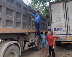 Tăng cường kiểm tra, xử lý nghiêm xe vi phạm về kích thước thùng hàng, quá tải
