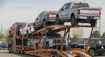 Ford Mỹ cứng rắn với vấn nạn bán xe “bia kèm lạc”