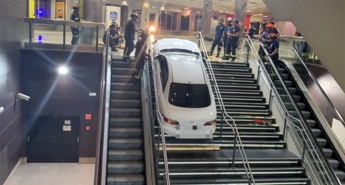 Trộm ô tô trên đường tẩu thoát bị tóm gọn vì... mắc kẹt xe trên cầu thang