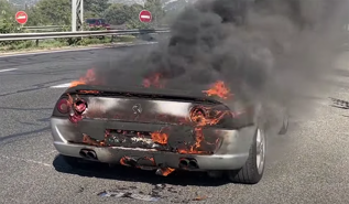 Đi mua xe Ferrari F355, đang lái thử thì xe bốc cháy dữ dội