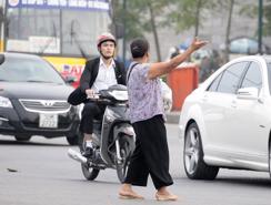 Hà Nội sẽ xử lý nghiêm các trường hợp người đi bộ cố tình "phớt lờ'' cầu bộ hành