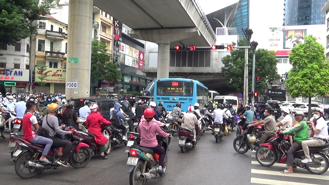 Vượt đèn đỏ, "đặc sản" giờ cao điểm ở Hà Nội
