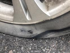 Bạn có biết: Lốp ô tô bị vỡ do đinh cần xử lý như thế nào?