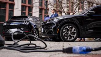 Xe điện chỉ thay thế lượng xăng tiêu thụ tương đương trong… 2 ngày của thập kỷ qua ở Mỹ