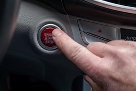 Bạn có biết: Điều gì xảy ra nếu bạn nhấn nút khởi động khi đang lái xe ô tô?