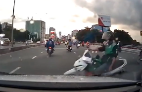 Tình huống giao thông: Tài xế công nghệ ngủ gật, lao thẳng xe máy ngang đầu ô tô