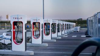 Ford bắt tay Tesla dùng chung sạc EV: Phần nổi của tảng băng chìm và những điều chưa biết