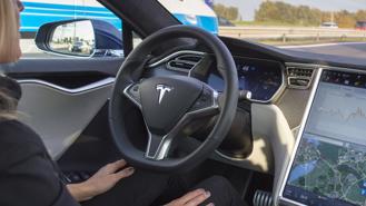 Elon Musk: “OEM lớn đang rất “quan tâm” phần mềm tự lái của Tesla”