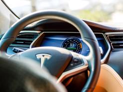 Tại sao Tesla chỉ sử dụng hình ảnh camera trong phát triển xe tự lái?