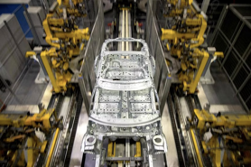 Các nhà sản xuất ô tô đổ xô săn lùng “thép xanh” trung hoà carbon