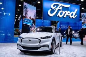 Các nhà sản xuất ô tô đặt cược với xe điện nhưng người tiêu dùng toàn cầu vẫn đắn đo