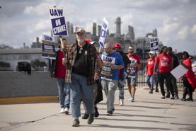 Cuộc đình công công nhân ngành ô tô Mỹ đang “giúp” Tesla và Toyota?