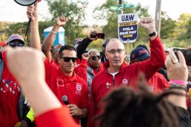 UAW tăng sức ép với các nhà sản xuất ô tô Detroit, đe dọa nhiều cuộc đình công hơn