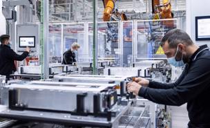 Châu Âu gặp khó trong chuỗi cung ứng pin khi Mỹ thu hút các nhà sản xuất linh kiện